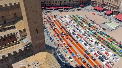 Siena, Toscana, Italia - 06/18/2025: Auto d'epoca esposte in Piazza del Campo durante la...