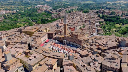 Siena, Toscana, Italia - 06/18/2025: Auto d'epoca esposte in Piazza del Campo durante la...
