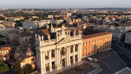 La basilica di San Giovanni in Laterano e le statue dei santi. Roma, Italia.
Vista aerea delle statue dei santi sul tetto della basilica di San Giovanni in Laterano a Roma.