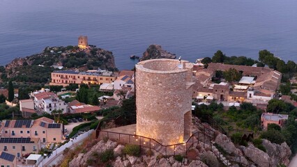 La torre Bennistra che domina Scopello e la Tonnara. Trapani, Sicilia, Italia. 
Vista aerea...