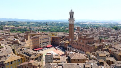 Vista aerea dall'alto del paesaggio urbano di Siena, con la famosa Piazza del Campo. Toscana, Italia