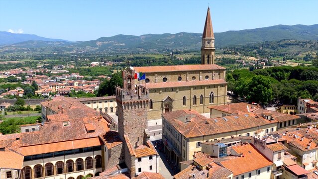 Vista aerea della citt&agrave; di Arezzo, Toscana, Italia. 
Cattedrale dei Santi Donato e Pietro e le torri della citt&agrave; di Arezzo.