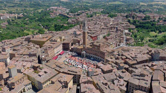 Siena, Toscana, Italia - 06/18/2025: Auto d'epoca esposte in Piazza del Campo durante la competizione MilleMiglia.
Vista aerea delle auto storiche nella Piazza del centro di Siena.