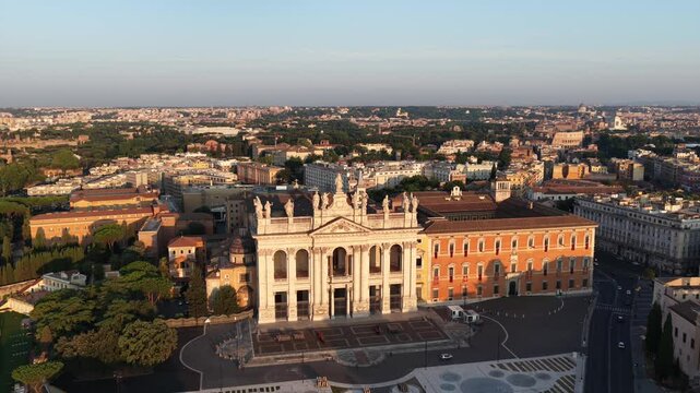 La basilica di San Giovanni in Laterano e le statue dei santi. Roma, Italia.
Vista aerea delle statue dei santi sul tetto della basilica di San Giovanni in Laterano a Roma.