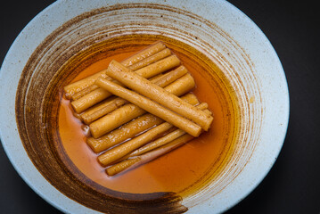 黒酢で漬けられたごぼうの甘酢漬け