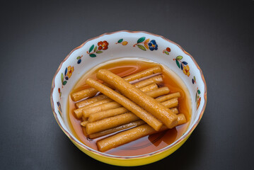 黒酢で漬けられたごぼうの甘酢漬け