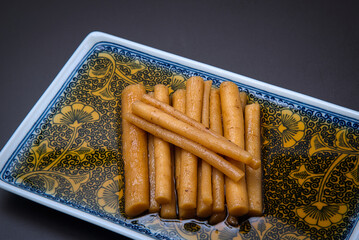 黒酢で漬けられたごぼうの甘酢漬け