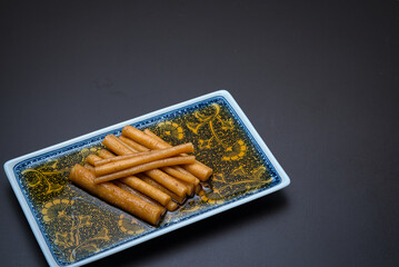 黒酢で漬けられたごぼうの甘酢漬け