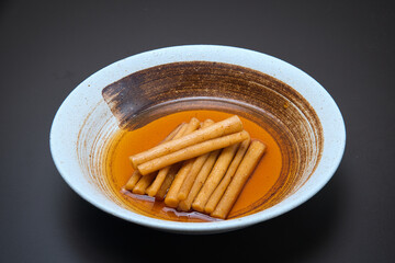 黒酢で漬けられたごぼうの甘酢漬け