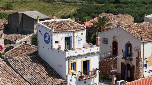 Borgo Parrini, Palermo, Sicilia, Italia - 06/15/2025: Case dipinte dell'antico Borgo detto anche la Barcellona di Partinico.
Ripresa aerea con drone di Borgo Parrini, meta turistica della Sicilia.