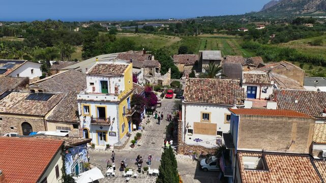 Borgo Parrini, Palermo, Sicilia, Italia - 06/15/2025: Case dipinte dell'antico Borgo detto anche la Barcellona di Partinico.
Ripresa aerea con drone di Borgo Parrini, meta turistica della Sicilia.