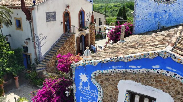 Borgo Parrini, Palermo, Sicilia, Italia - 06/15/2025: Case dipinte dell'antico Borgo detto anche la Barcellona di Partinico.
Ripresa aerea con drone di Borgo Parrini, meta turistica della Sicilia.