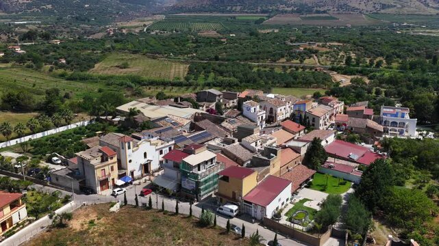 Borgo Parrini, Palermo, Sicilia, Italia - 06/15/2025: Case dipinte dell'antico Borgo detto anche la Barcellona di Partinico.
Ripresa aerea con drone di Borgo Parrini, meta turistica della Sicilia.