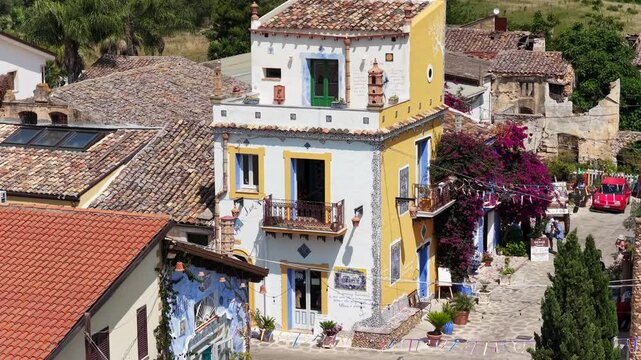 Borgo Parrini, Palermo, Sicilia, Italia - 06/15/2025: Case dipinte dell'antico Borgo detto anche la Barcellona di Partinico.
Ripresa aerea con drone di Borgo Parrini, meta turistica della Sicilia.