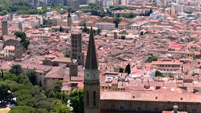 Vista aerea della citt&agrave; di Arezzo, Toscana, Italia. 
Cattedrale dei Santi Donato e Pietro e le torri della citt&agrave; di Arezzo.