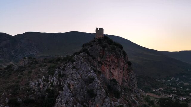 La torre Bennistra che domina Scopello e la Tonnara. Trapani, Sicilia, Italia. 
Vista aerea panoramica della baia di Scopello, tra Palermo e San Vito Lo Capo. Riserva dello Zingaro. 