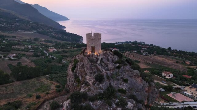 La torre Bennistra che domina Scopello e la Tonnara. Trapani, Sicilia, Italia. 
Vista aerea panoramica della baia di Scopello, tra Palermo e San Vito Lo Capo. Riserva dello Zingaro. 