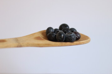 Arándanos en cuchara de madera
