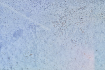 経年劣化で白い塗装のはげたガードレールの支柱