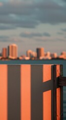夕焼け空 穏やか海 木造柵 都市風景