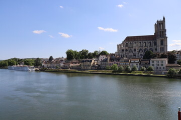 Vue d'ensemble de la ville le long de la Seine, ville de Mantes la Jolie, département des...