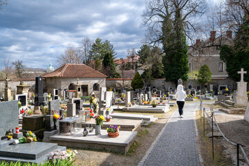 Mujer caminando entre tumbas del cementerio San Pedro, en la ciudad de Salzburgo