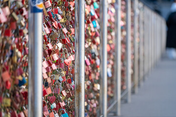 Gran cantidad de candados de promesas de amor colgando de un puente de ciudad europea