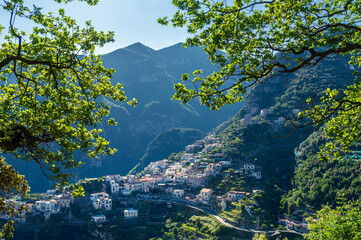 Vue sur Ravello depuis l'entrée de la Villa Cimbrone à travers quelques branches d'arbres, sous...