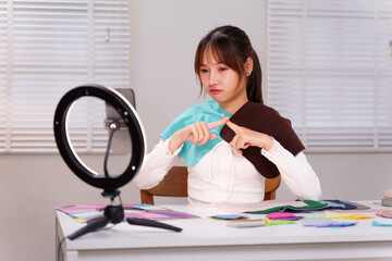 Online Personal Color Analysis by Asian Women with Ring Light for Coaching Service and Color...