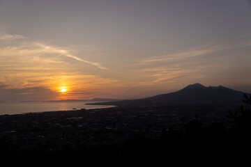Obraz premium Beautiful sunset over the Bay of Naples. Silhouette of the dormant Vesuvius volcano.