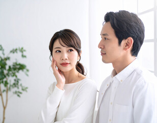 若いカップルが会話する白背景のライフスタイルイラスト｜カップル,若者,会話,男女,室内,親密,自然光