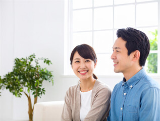 白背景で笑顔を見せる若い夫婦のライフスタイルイラスト｜夫婦,カップル,男女,笑顔,若者,ポートレート,室内