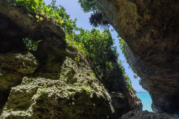 ニャティヤ洞の岩の狭間