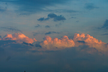 雲の隙間から見える夕日