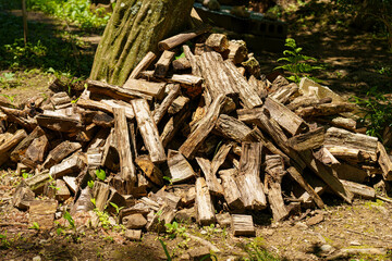 積み上げられた薪