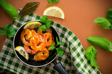 Hot shrimp with citrus slices and spices
