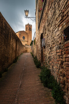Fototapeta narrow street in Tuscany Italy