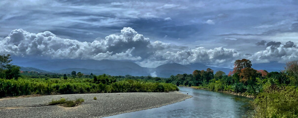 Fluss auf dem Weg von Puerto Limon nach Puerto Viejo an der südlichen Karibik Küste in Costa Rica