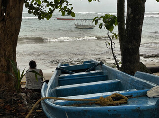 Buntes Fischer Boot an einem regnerischen Nachmittag in Puerto Viejo an der südlichen Karibik...