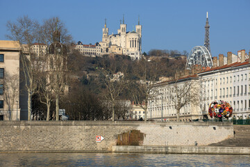 Notre-Dame-de-Fourvière (XIXème siècle), vue depuis les berges du Rhône