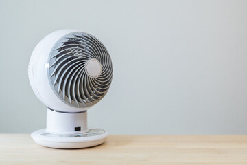 机の上に置かれたサーキュレーター