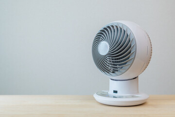 机の上に置かれたサーキュレーター