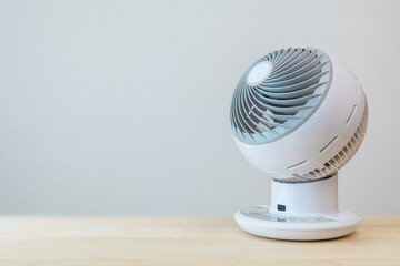 机の上に置かれたサーキュレーター