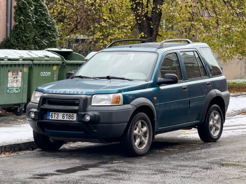 Land Rover Freelander L314 SUV car parked on street