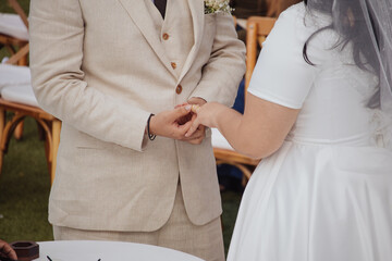 Obraz premium groom giving ring to bride