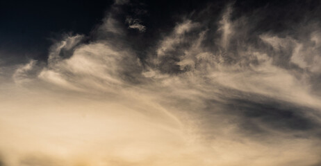 escena atmosférica con nubes en tonos cálidos y oscuros, perfecta para fondos