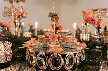 imagen de una mesa decorada con dulces y flores