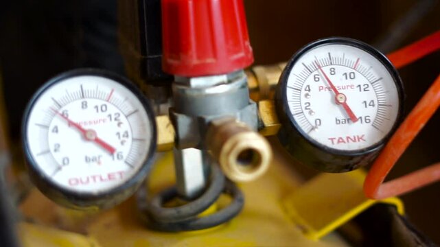 Moving air compressor, charging tank with compressed air.