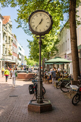 Historische Standuhr in der Innenstadt von Bad Godesberg, Bonn, Nordrhein-Westfalen, Deutschland