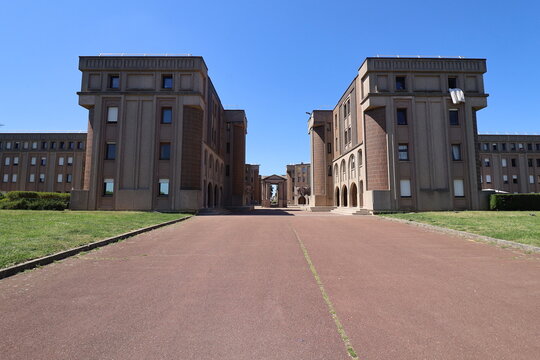 B&acirc;timent typique de l'architecte Ricardo Bofill, vue de l'ext&eacute;rieur, ville de Montigny le Bretonneux, Saint Quentin en Yvelines, d&eacute;partement des Yvelines, France
